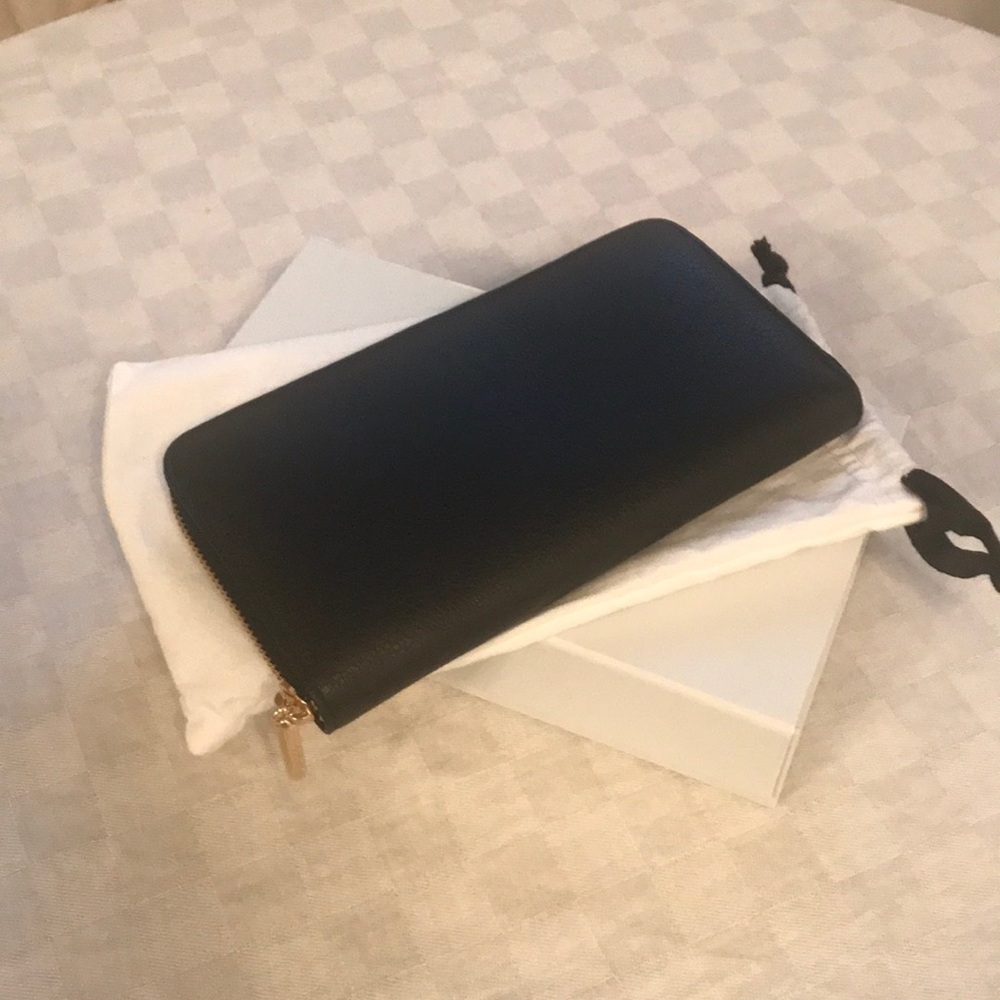 Cuyana zip around wallet